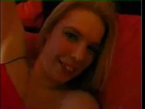 Busty cutie vídeo de ...